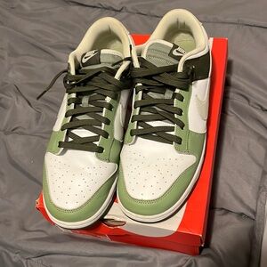 Dunk low oil green size 13 in men’s. Price is negotiable. Slightly used
